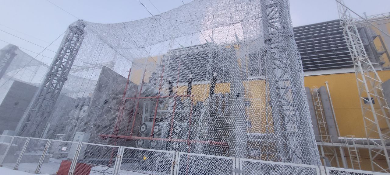 Опоры укрытия с преднапряжёнными тросами на промышленном объекте